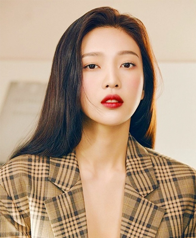 Yêu chuộng đắp mặt nạ miếng (sheet mask): Joy và Wendy không thể sống thiếu mặt nạ miếng. Joy cho biết lịch trình làm việc liên tục mỗi khi chuẩn bị comeback khiến da cô có xu hướng trở nên nhạy cảm. Cô sẽ đắp mặt nạ làm dịu da thường xuyên hơn. "Mặt nạ miếng chứa thành phần làm dịu và cấp ẩm tốt là sản phẩm yêu thích của tôi. Tôi nhận thấy làn da mình ngậm nước, ẩm mịn hơn vào ngày hôm sau khi đắp mặt nạ vào buổi tối trước đó", Joy giải thích. Còn Wendy đảm bảo quy trình chỉn chu và kỹ lưỡng từ khâu làm sạch da đến đắp mặt nạ. Ảnh: @joy.redvelvet, @wendybae94.