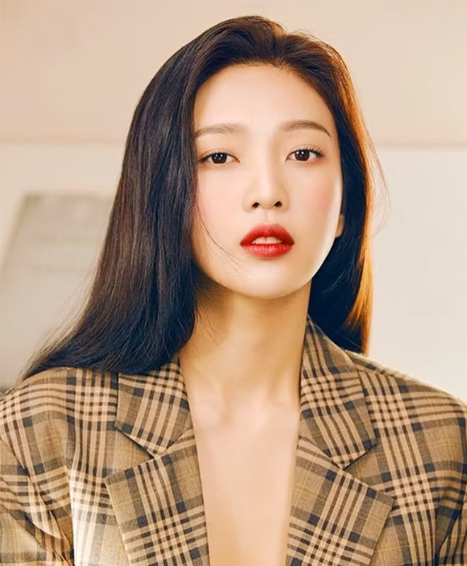 Yêu chuộng đắp mặt nạ miếng (sheet mask): Joy và Wendy không thể sống thiếu mặt nạ miếng. Joy cho biết lịch trình làm việc liên tục mỗi khi chuẩn bị comeback khiến da cô có xu hướng trở nên nhạy cảm. Cô sẽ đắp mặt nạ làm dịu da thường xuyên hơn. "Mặt nạ miếng chứa thành phần làm dịu và cấp ẩm tốt là sản phẩm yêu thích của tôi. Tôi nhận thấy làn da mình ngậm nước, ẩm mịn hơn vào ngày hôm sau khi đắp mặt nạ vào buổi tối trước đó", Joy giải thích. Còn Wendy đảm bảo quy trình chỉn chu và kỹ lưỡng từ khâu làm sạch da đến đắp mặt nạ. Ảnh: @joy.redvelvet, @wendybae94.