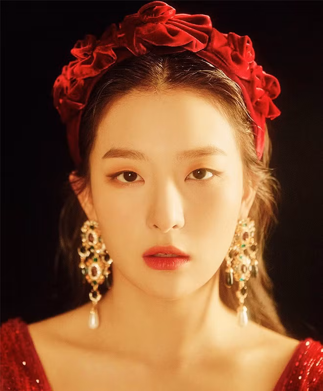 Chăm sóc da là quá trình đòi hỏi sự kiên trì, đồng thời phải có sự am hiểu về làn da của chính mình: Trong quá khứ, Seulgi từng đối mặt với tình trạng da bị kích ứng và nổi mụn break-out mỗi khi dùng thử sản phẩm mới. Trong thời gian chuẩn bị comeback với âm nhạc, giọng ca 9X luôn cố gắng chăm sóc da chỉn chu hơn. Do đó, mỗi khi biết được thông tin về mỹ phẩm mới ra mắt, Seulgi đều tò mò và mua về dùng thử. "Sau cùng tôi nhận ra rằng làn da mình chỉ càng tồi tệ hơn vì tôi đã vô tình sử dụng mỹ phẩm chứa thành phần gây kích ứng cho da", Seulgi cho biết. Hiện tại cũng như Irene, Seulgi luôn tìm hiểu cẩn thận về từng sản phẩm phù hợp loại da của cô và siêng năng chăm sóc da mỗi ngày. Ảnh: @hi_sseulgi.