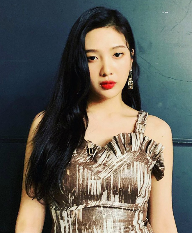 Dưỡng ẩm, dưỡng ẩm và dưỡng ẩm: Joy và Yeri chú trọng trong việc giữ cho làn da ngậm nước. Sinh sống tại Seoul có điều kiện thời tiết khắc nghiệt, đặc biệt vào mùa đông rất lạnh và khô, 2 thành viên Red Velvet sẽ tăng cường dưỡng ẩm nhiều hơn trước khi comeback. "Nếu thời điểm comeback của nhóm là vào mùa đông, tôi sẽ làm mọi cách có thể để giữ cho da được ẩm mượt và ngậm nước, ví dụ tăng số lượng mỹ phẩm dưỡng ẩm trong skincare routine. Điều này đặc biệt hữu ích cho việc thích nghi các layout trang điểm mới nhằm phù hợp với chủ đề của bài hát", Yeri giải thích. Trong khi đó, Joy giữ ẩm cho da bằng các sản phẩm dưỡng không gây dị ứng, không mùi và chứa nhiều thành phần thiên nhiên. Joy chia sẻ: "Mỹ phẩm dưỡng ẩm của tôi gồm có toner, sữa dưỡng và mặt nạ ngủ có thành phần dịu nhẹ với làn da nhạy cảm". Ảnh: @joy.redvelvet, @yerimiese.