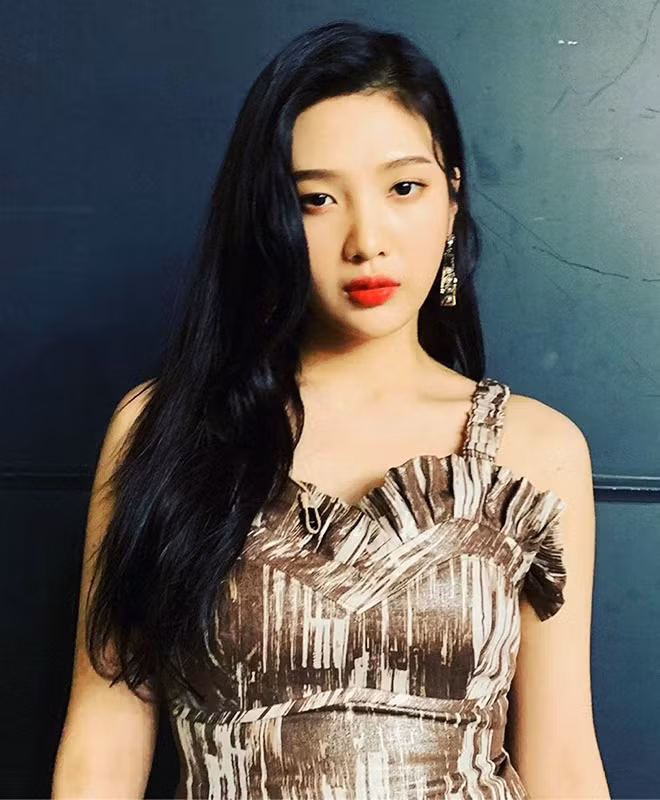 Dưỡng ẩm, dưỡng ẩm và dưỡng ẩm: Joy và Yeri chú trọng trong việc giữ cho làn da ngậm nước. Sinh sống tại Seoul có điều kiện thời tiết khắc nghiệt, đặc biệt vào mùa đông rất lạnh và khô, 2 thành viên Red Velvet sẽ tăng cường dưỡng ẩm nhiều hơn trước khi comeback. "Nếu thời điểm comeback của nhóm là vào mùa đông, tôi sẽ làm mọi cách có thể để giữ cho da được ẩm mượt và ngậm nước, ví dụ tăng số lượng mỹ phẩm dưỡng ẩm trong skincare routine. Điều này đặc biệt hữu ích cho việc thích nghi các layout trang điểm mới nhằm phù hợp với chủ đề của bài hát", Yeri giải thích. Trong khi đó, Joy giữ ẩm cho da bằng các sản phẩm dưỡng không gây dị ứng, không mùi và chứa nhiều thành phần thiên nhiên. Joy chia sẻ: "Mỹ phẩm dưỡng ẩm của tôi gồm có toner, sữa dưỡng và mặt nạ ngủ có thành phần dịu nhẹ với làn da nhạy cảm". Ảnh: @joy.redvelvet, @yerimiese.