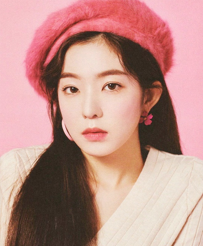 Xem trọng dưỡng da như thói quen chăm sóc cơ thể lành mạnh: Là nghệ sĩ nổi tiếng và có lịch trình bận rộn, tuy nhiên Irene luôn nghiêm túc với việc dưỡng da hàng ngày. Chị cả Red Velvet cho biết: "Tôi luôn cố gắng chăm sóc da thường xuyên một cách tốt nhất. Dù không chuẩn bị comeback với ca khúc mới, tôi vẫn duy trì skincare routine mà tôi thấy, nó phù hợp và có ích cho làn da của tôi". Irene ít khi dùng thử sản phẩm mới và không thay đổi "xoành xoạch" quy trình chăm sóc da vì cô thấy nó không cần thiết, cũng như không tốt cho làn da về lâu dài. Irene chia sẻ: "Chọn đúng sản phẩm mà da cần đồng thời sử dụng chúng thật kiên trì, bạn sẽ sớm thấy được kết quả". Ảnh: @irene.redvelvet.