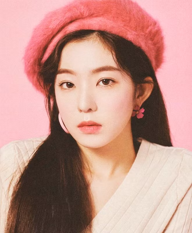 Xem trọng dưỡng da như thói quen chăm sóc cơ thể lành mạnh: Là nghệ sĩ nổi tiếng và có lịch trình bận rộn, tuy nhiên Irene luôn nghiêm túc với việc dưỡng da hàng ngày. Chị cả Red Velvet cho biết: "Tôi luôn cố gắng chăm sóc da thường xuyên một cách tốt nhất. Dù không chuẩn bị comeback với ca khúc mới, tôi vẫn duy trì skincare routine mà tôi thấy, nó phù hợp và có ích cho làn da của tôi". Irene ít khi dùng thử sản phẩm mới và không thay đổi "xoành xoạch" quy trình chăm sóc da vì cô thấy nó không cần thiết, cũng như không tốt cho làn da về lâu dài. Irene chia sẻ: "Chọn đúng sản phẩm mà da cần đồng thời sử dụng chúng thật kiên trì, bạn sẽ sớm thấy được kết quả". Ảnh: @irene.redvelvet.