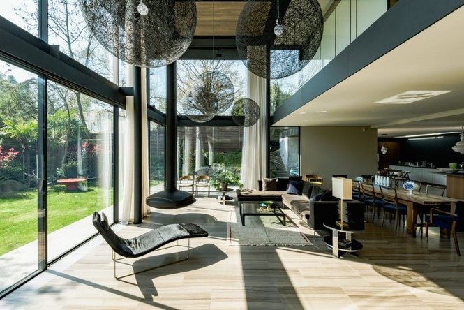 Với view rộng nhìn ra cả một khu rừng rộng lớn, phòng khách sang trọng và đẹp khó tả.