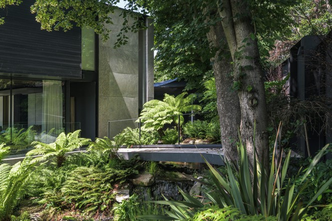 Các dải kính phía nam điều chỉnh năng lượng giúp mát mẻ mùa nóng, ấm mùa đông.