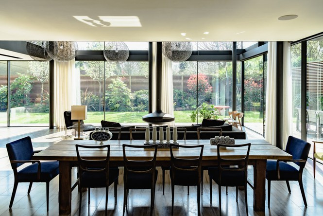 Không gian phòng khách rộng hơn nhờ những bức tường kính.