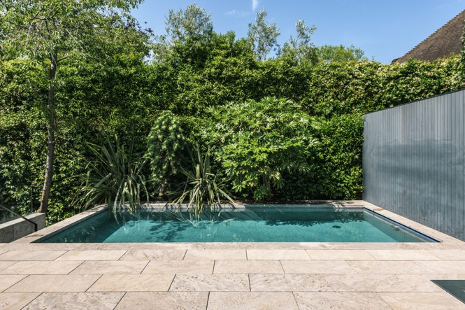 Hồ bơi vừa trong mát lại vừa lãng mạn.