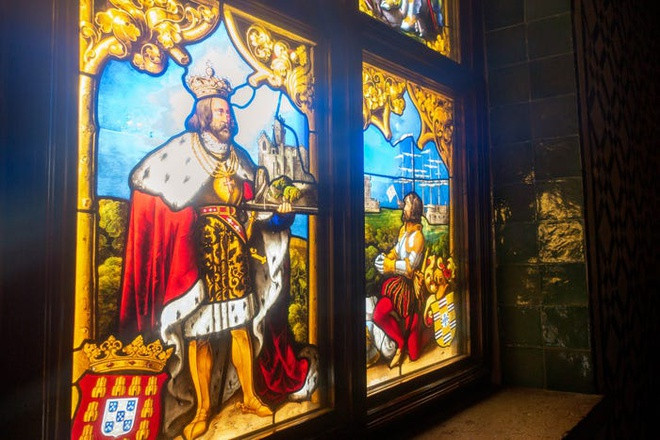 Điểm nhấn bên trong nhà nguyện là những ô kính màu cỡ lớn mang phong cách kiến trúc, nghệ thuật Gothic, được thiết kế tinh xảo.