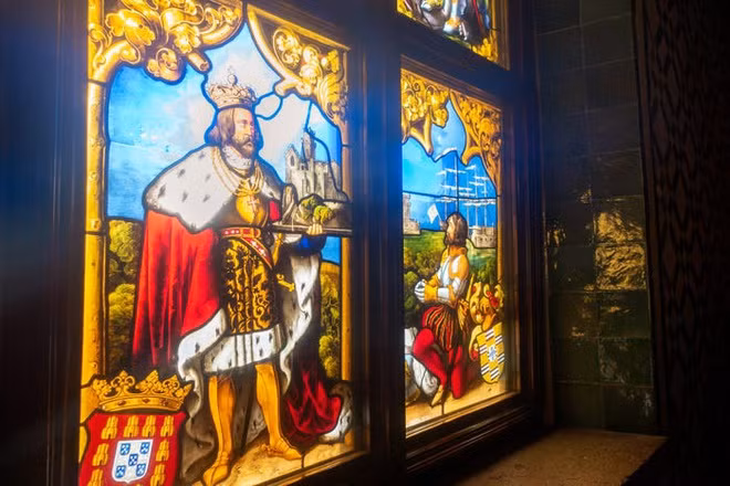 Điểm nhấn bên trong nhà nguyện là những ô kính màu cỡ lớn mang phong cách kiến trúc, nghệ thuật Gothic, được thiết kế tinh xảo.