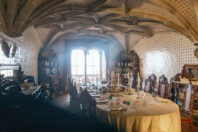 Hoàng gia đã rời khỏi cung điện, lâu đài này vào năm 1910 sau khi cách mạng nổ ra. Tuy nhiên các căn phòng hiện vẫn được bài trí cầu kỳ, xa hoa như lúc ban đầu.