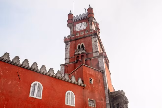 Pena được xây vào năm 1840 với mục đích ban đầu là thay thế cho các tu viện bị phá hủy vào năm 1755 do động đất. Đây cũng là một trong những lâu đài tạo cảm hứng cho Walt Disney phác thảo lâu đài cho Disneyland.