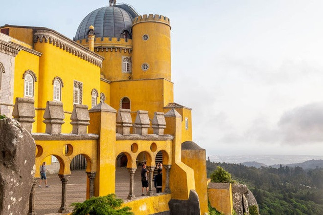 Tòa tháp có mái vòm giống củ hành tây này là điểm thu hút du khách nhất của toàn bộ Pena. Công trình là sự pha lẫn của kiến trúc Moor và kiến trúc Manueline.