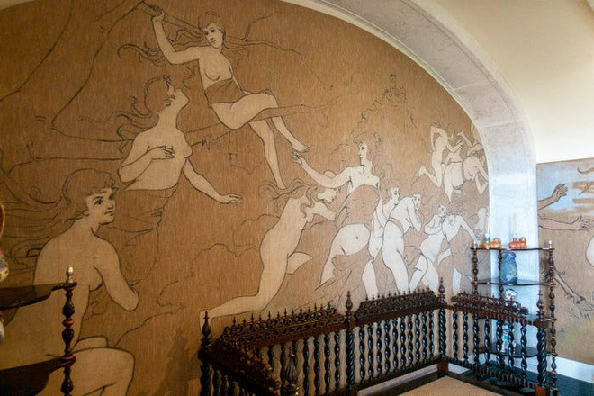 Phần lớn các nội thất, họa tiết bên trong Pena đều thể hiện rõ những nét đẹp tinh tế về văn hóa và nghệ thuật của thế kỷ 19. Có nhiều bức tranh, tác phẩm điêu khắc theo trường phái lãng mạn.