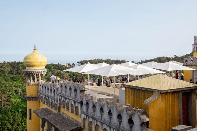 Bên ngoài nhà bếp hiện là những quán cà phê để phục vụ du khách với những khung cảnh thiên nhiên ngoạn mục.