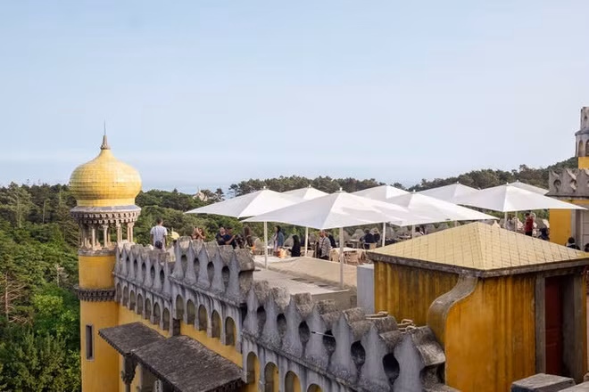 Bên ngoài nhà bếp hiện là những quán cà phê để phục vụ du khách với những khung cảnh thiên nhiên ngoạn mục.