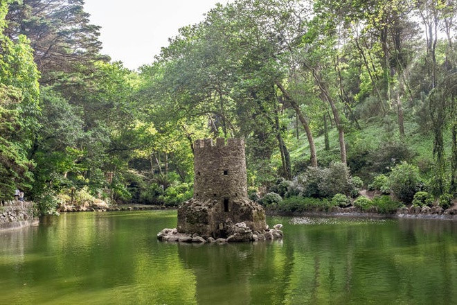 Ben trong lau dai Disneyland danh cho nguoi lon