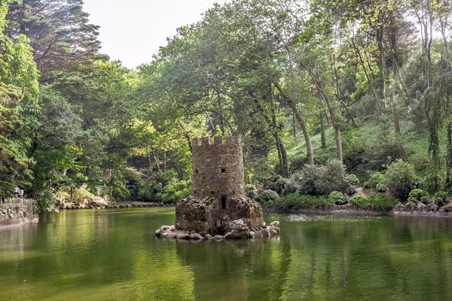 Ben trong lau dai Disneyland danh cho nguoi lon