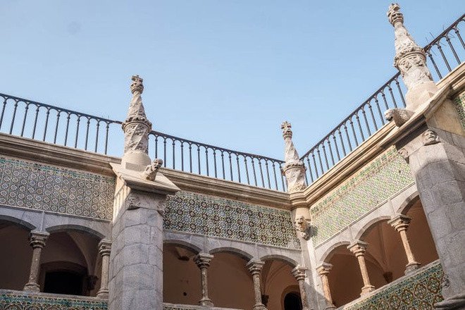 Các họa tiết ở các bức tường của Pena mang phong cách nghệ thuật gạch, gốm truyền thống Bồ Đào Nha.