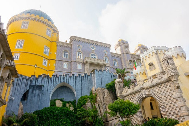 Toàn bộ công trình là một sự kết hợp của những phong cách kiến trúc trung cổ, Phục hưng, Gothic, Moor, và Manueline. Các gam màu vàng, đỏ của lâu đài trông nổi bật giữa rừng cây xanh mướt.