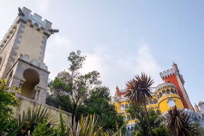 Tòa lâu đài được vua Ferdinand II cho xây dựng với nguồn cảm hứng đến từ khắp nơi trên thế giới. Vị vua này được nhiều người biết đến vì niềm đam mê nghệ thuật sâu sắc.