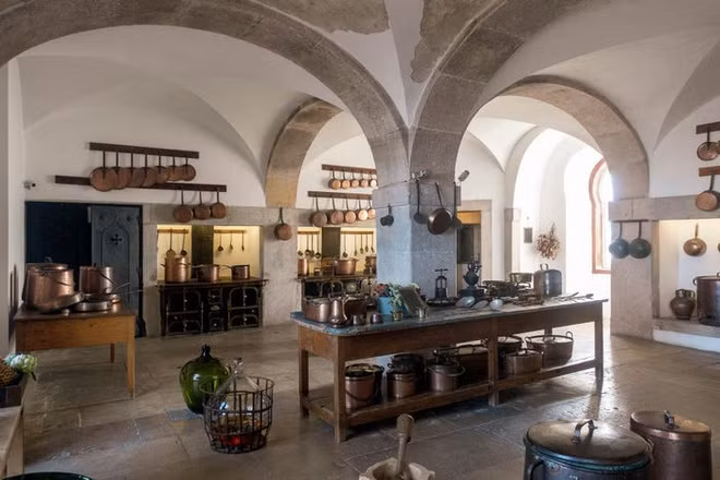 Nhà bếp là căn phòng lớn nhất trong lâu đài, là nơi nấu những bữa tiệc hoàng gia.
