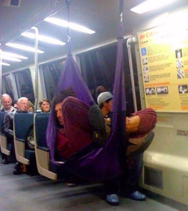 Trên tàu đã kín chỗ mà bạn chỉ muốn nhắm mắt nghỉ một lúc? Không sao vì đã có võng đây rồi. 