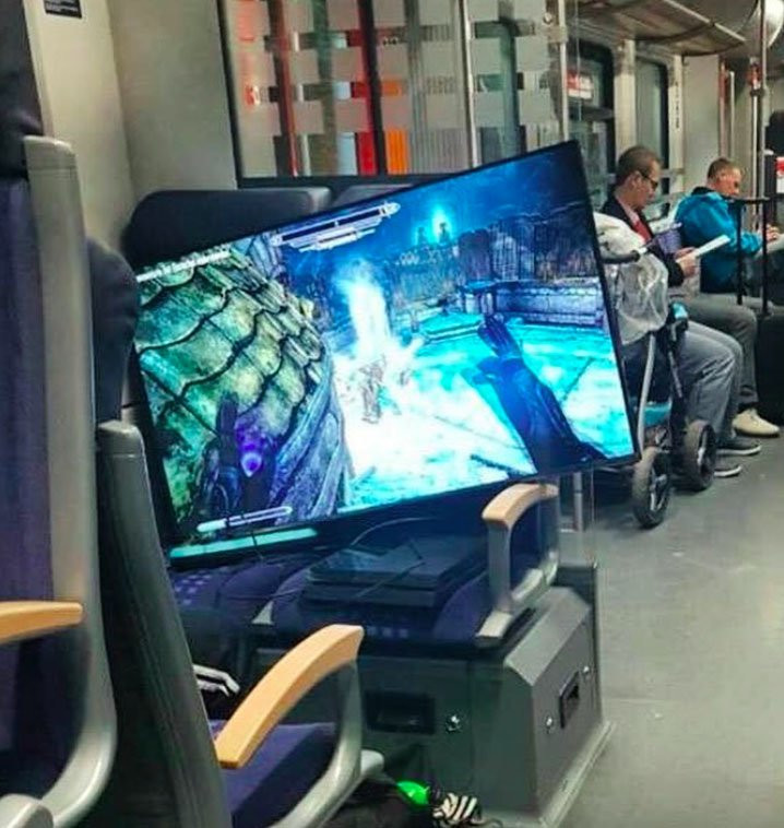 Có lẽ anh ấy không muốn bỏ lỡ một trận game nào cả. 