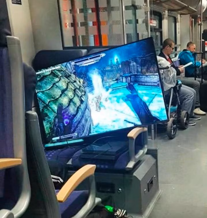 Có lẽ anh ấy không muốn bỏ lỡ một trận game nào cả. 