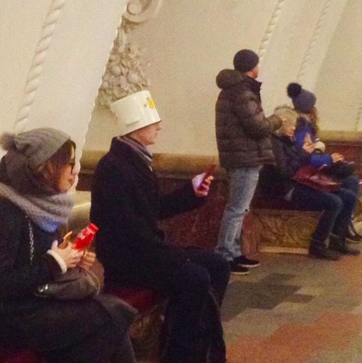 Thời trang nhà bếp của một hành khách trong lúc chờ tàu. 