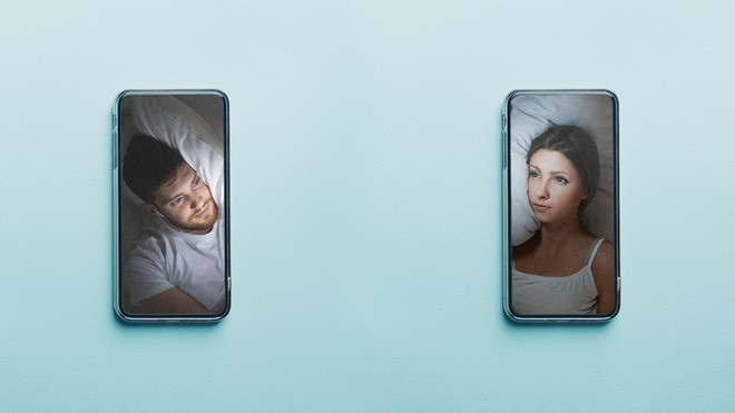 Khong the dung cham, doi yeu xa 'ngu cung nhau' qua video call