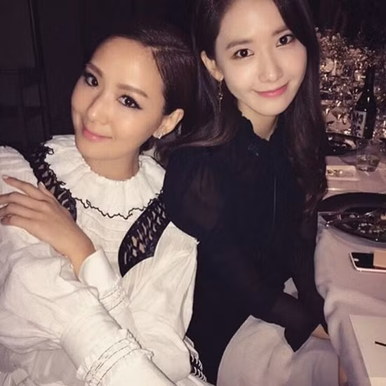 Xinh đẹp lại giỏi giang và giàu có nên Tôn Vân Vân luôn được nhiều nhãn hàng hay những sự kiện thời trang săn đón. Bạn bè của cô cũng đều thuộc giới thượng lưu, tài phiệt và người nổi tiếng.