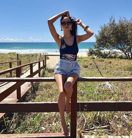 Mặc dù vậy nhưng Vân Vân không hề ỷ lại vào tài chính của gia đình, bản thân cô là một người đa tài. Tại Đài Loan, cô nổi tiếng khi làm diễn viên, người mẫu, doanh nhân, nhà thiết kế trang sức, quản lý người mẫu.