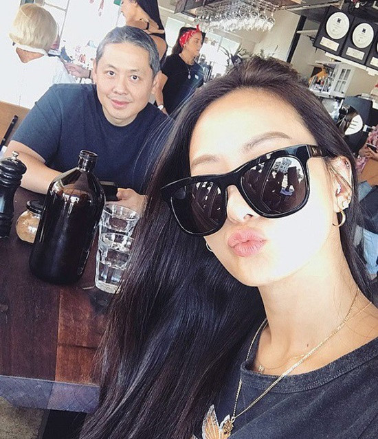 Năm 21 tuổi, Tôn Vân Vân Kết hôn với chồng Henri Liao - con trai Chủ tịch HĐQT Tập đoàn Breeze - nơi điều hành loạt trung tâm thương mại hàng đầu Đài Loan.