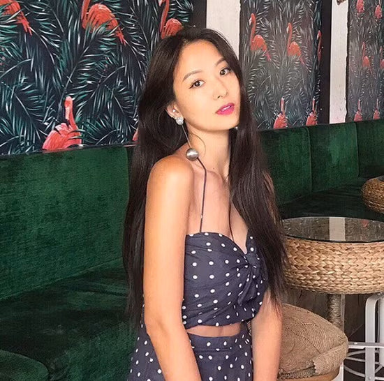 Tôn Vân Vân khi ở độ tuổi lên 3 đã được đeo nhẫn kim cương, 13 tuổi dùng túi Chanel và đọc tạp chí thời trang. Cô thậm chí từng tiết lộ rằng, đến năm 13 tuổi cô mới được phép qua đường một mình vì lúc nào ra ngoài cũng có bảo mẫu, tài xế và vệ sĩ kè kè bên cạnh.