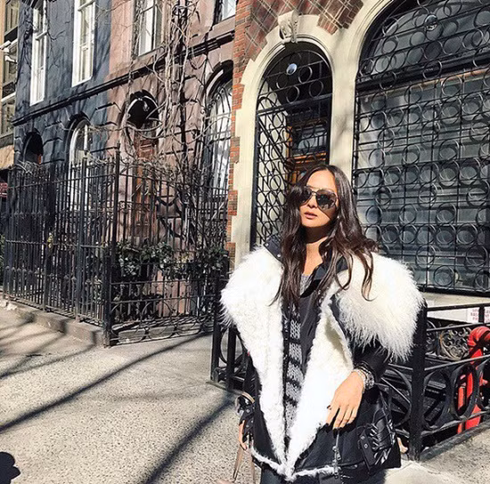 Mặc dù đã hơn 40 tuổi và là mẹ một con nhưng Tôn Vân Vân trông vẫn trẻ trung và xinh đẹp chẳng khác gì gái 18. Chính phong thái tự tin, sự sang chảnh chỉ nhìn qua đã thấy rõ chính là điều khiến người ta phải xuýt xoa khi bắt gặp Tôn Vân Vân.