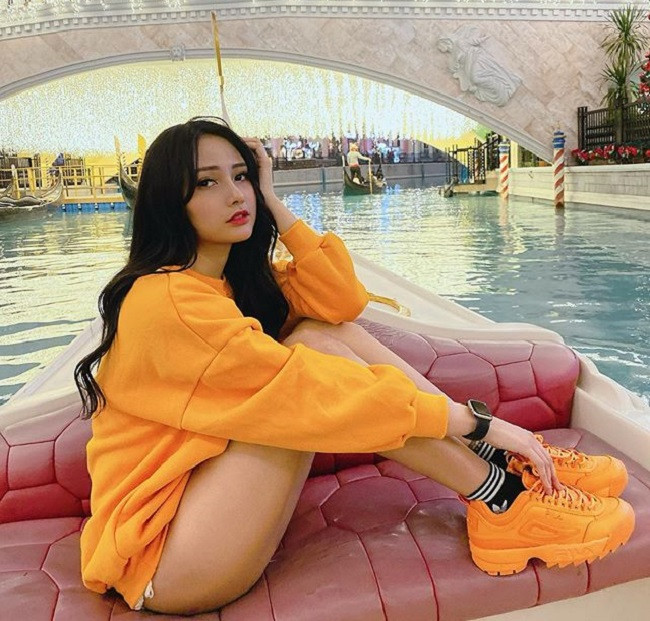 Jenny Yến khéo léo phối đồ đồng điệu về màu sắc tạo nên tổng thể nổi bật, sành điệu.