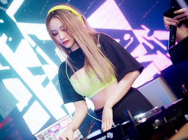 Cũng giống như nhiều DJ khác, Jenny Yến luôn mặc trang phục gợi cảm khi đánh nhạc. 