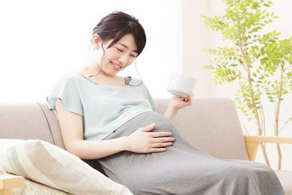 Co bau khong nen an con trung song