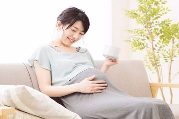 Co bau khong nen an con trung song