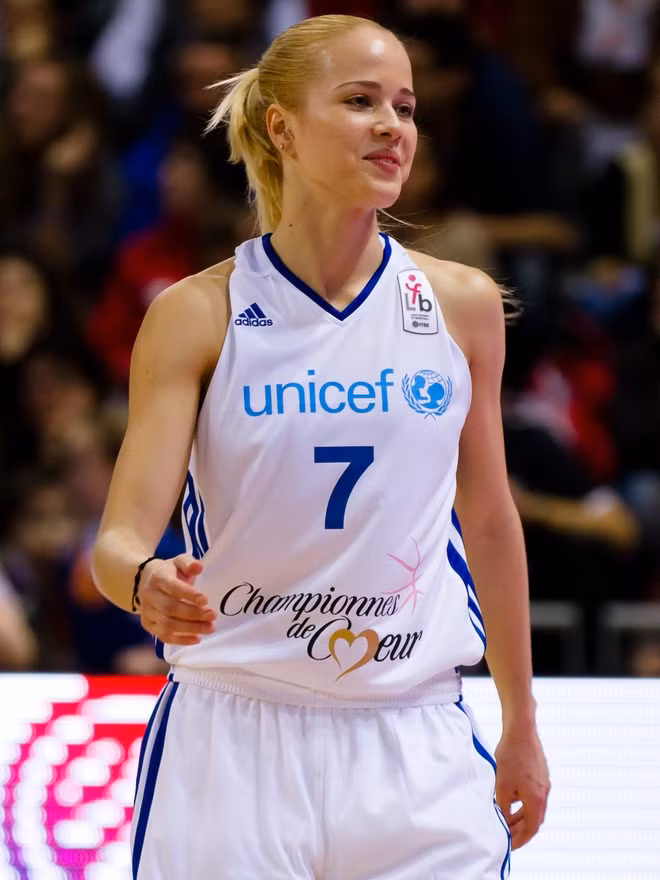 Misura chơi ở vị trí sở trường hậu vệ dẫn bóng (point guard), hậu vệ ghi điểm (shooting guard) và được chú ý nhờ lối chơi nhanh nhẹn, mạnh mẽ. Khi còn nhỏ, 8X từng chơi nhiều môn thể thao ở thành phố quê hương Šibenik, bao gồm bóng chuyền. Cuối cùng, cô bị thu hút bởi bóng rổ, theo gương chị gái và huyền thoại bóng rổ Croatia Dražen Petrović. Ảnh: Wikipedia.