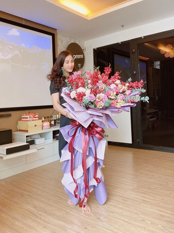 Diep Lam Anh to chuc sinh nhat cho me ruot-Hinh-3