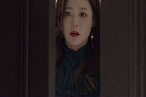 Con gai 15 tuoi dung dien thoai len lut, me lang nguoi khi xem anh