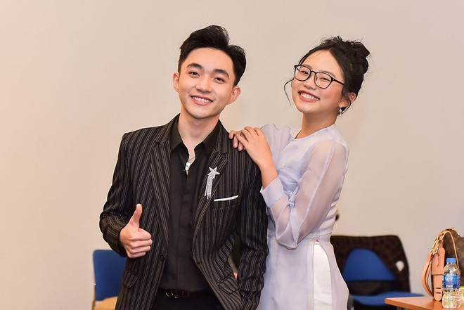 Ngoài ra, Phương Mỹ Chi còn có quan hệ thân thiết với "bạn trai âm nhạc" Trung Quang. Trong ảnh chụp chung hồi tháng 12/2019, cả hai được dân mạng khen đẹp đôi. Cặp ca sĩ từng nhiều lần hợp tác trong các dự án âm nhạc lẫn sân khấu. Nam ca sĩ từng tham gia MV Chờ người của Phương Mỹ Chi. Trước đó, "chị Bảy" còn hỗ trợ học trò Đan Trường ở chung kết Thần tượng bolero, góp phần giúp anh lên ngôi quán quân.