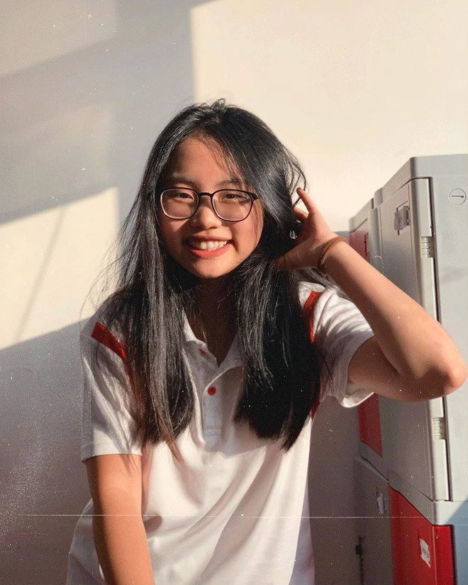 Vẻ trẻ trung, dễ thương ở tuổi 17 của học trò Hiền Thục. Trước đó, giọng ca Quê em mùa nước lũ tâm sự cô từng nghe nhận xét rằng âm nhạc của mình sến và cũ. Chính vì lẽ đó, cô quyết định thay đổi.