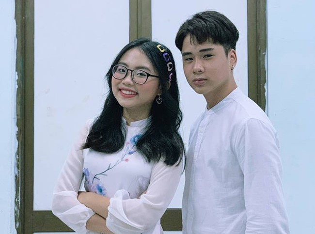 Năm ngoái, Phương Mỹ Chi đã kết hợp cùng bạn thân Quang Nhật - một thí sinh cũ của đội Hiền Thục ở Giọng hát Việt nhí - trong sản phẩm âm nhạc Mùa hạ thoáng qua. Với chất giọng ngọt ngào, mang đậm chất trữ tình, ca sĩ tuổi 17 khiến người nghe bồi hồi, xao xuyến.