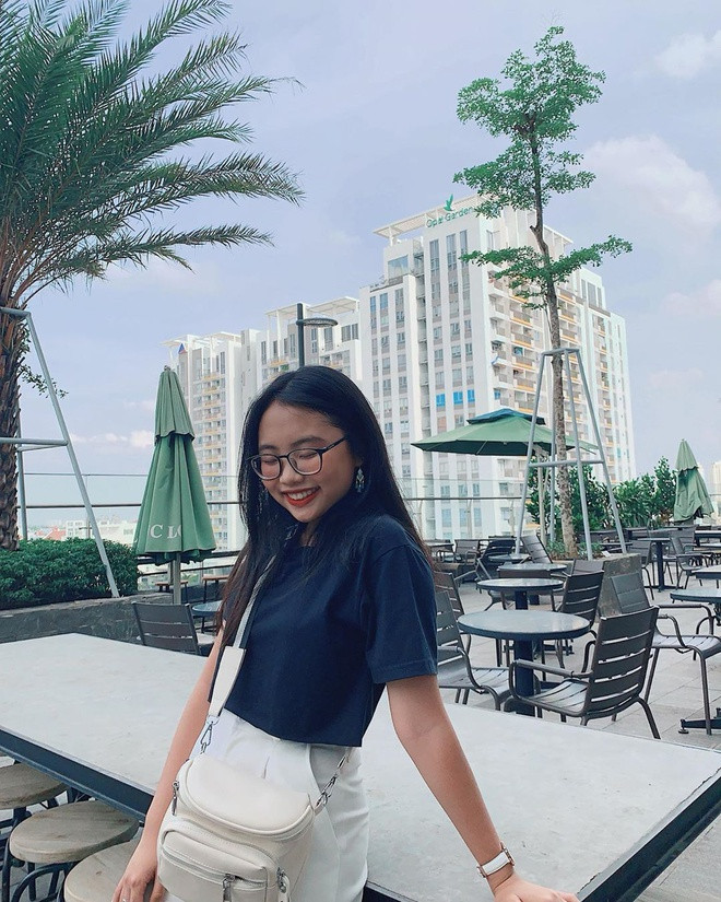 Trong 7 năm theo nghệ thuật, Phương Mỹ Chi miệt mài đi show nhưng không bỏ bê việc học tập. Trước Đường về quê, cô ra mắt không ít sản phẩm âm nhạc. Con nuôi Quang Lê còn tham gia chương trình Gương mặt thân quen nhí và có mini live show riêng.