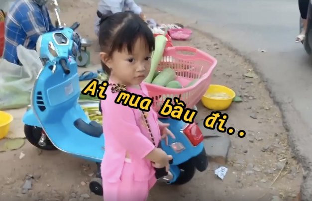 Vẻ nhiệt tình cùng gương mặt lém lỉnh pha chút ngây thơ của cô bé Bảo Nhi trong clip khiến nhiều người thích thú.