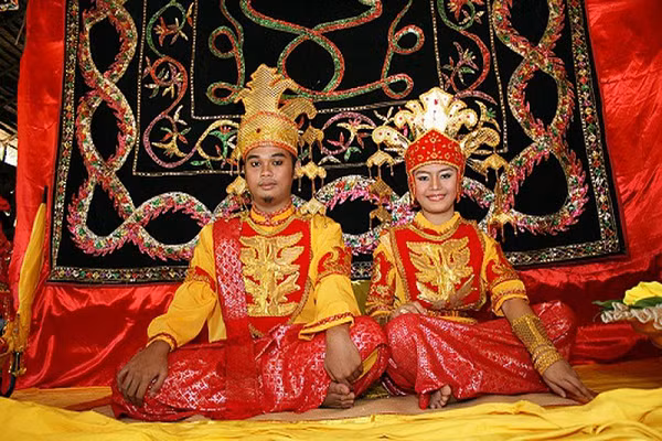 Phong tục kỳ lạ: cô dâu chú rể bị cấm đi vệ sinh 3 ngày Phong tuc ky la: co dau chu re bi cam di ve sinh 3 ngay