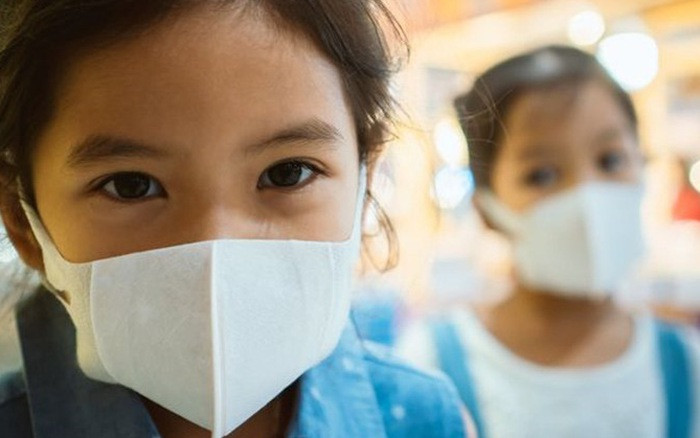 Di hoc mot ngay, con da thao bay khau trang