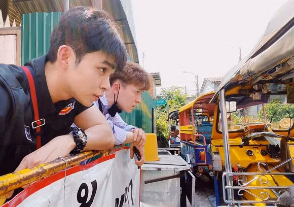 Ngo Kien Huy dim hang Jun Pham khi du lich chung